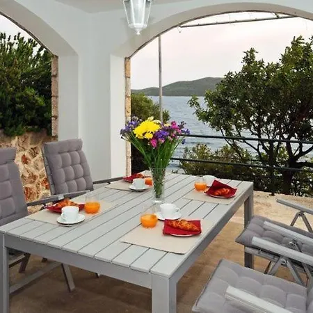 Odiseja- One Bedroom With Terrace And Sea View Holiday home Brsecine