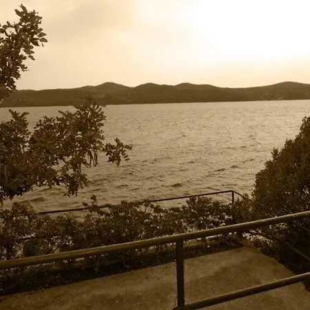Odiseja- One Bedroom With Terrace And Sea View * Brsečine
